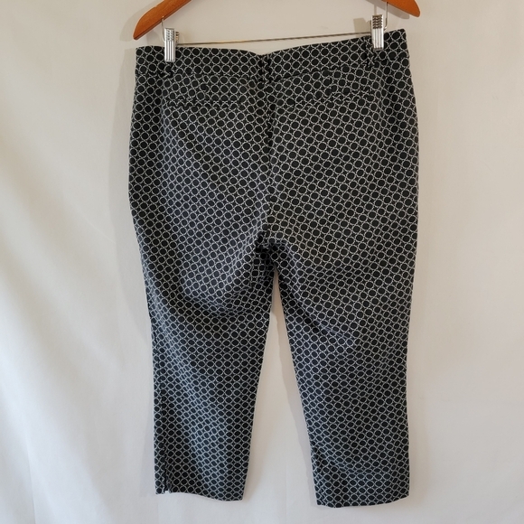 HILARY RADLEY Women's  Golf Capri Pants Size 10 Black White Geometric Stretch - Picture 2 of 11